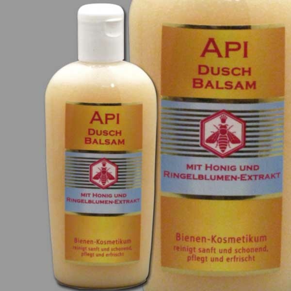 Der API-Dusch-Balsam mit Honig und Ringelblumenextrakt verwandelt sich bei Kontakt mit Wasser in einen milden, cremigen Schaum. Er pflegt die Haut intensiv und schenkt ihr einen zarten, glatten Teint.