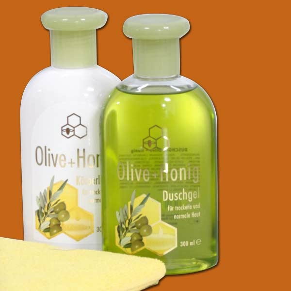 Das Geschenkset Olive - 2er enthält Olive-Honig-Duschgel und Körperlotion in praktischen 300 ml-Flaschen sowie einen gelben Waschhandschuh, perfekt für eine Wellness-Auszeit.