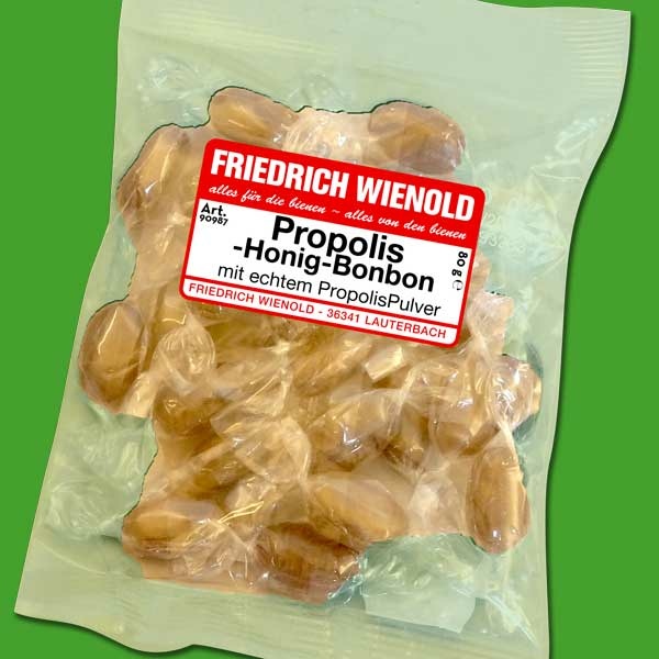 Diese Honig-Propolis-Bonbons sind ein natürlicher Genuss ohne Kristallzuckerzusatz. Sie enthalten nur den Zucker aus Honig und bieten eine wohltuende Kombination aus Honig und Propolis. Praktisch verpackt in einem 80 g Beutel.